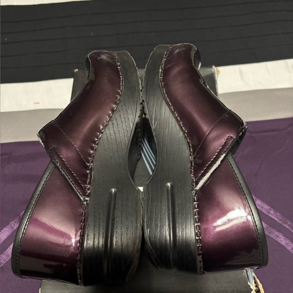 Dansko Women’s Shiny Dark Purple Clogs - Picture 8 of 11